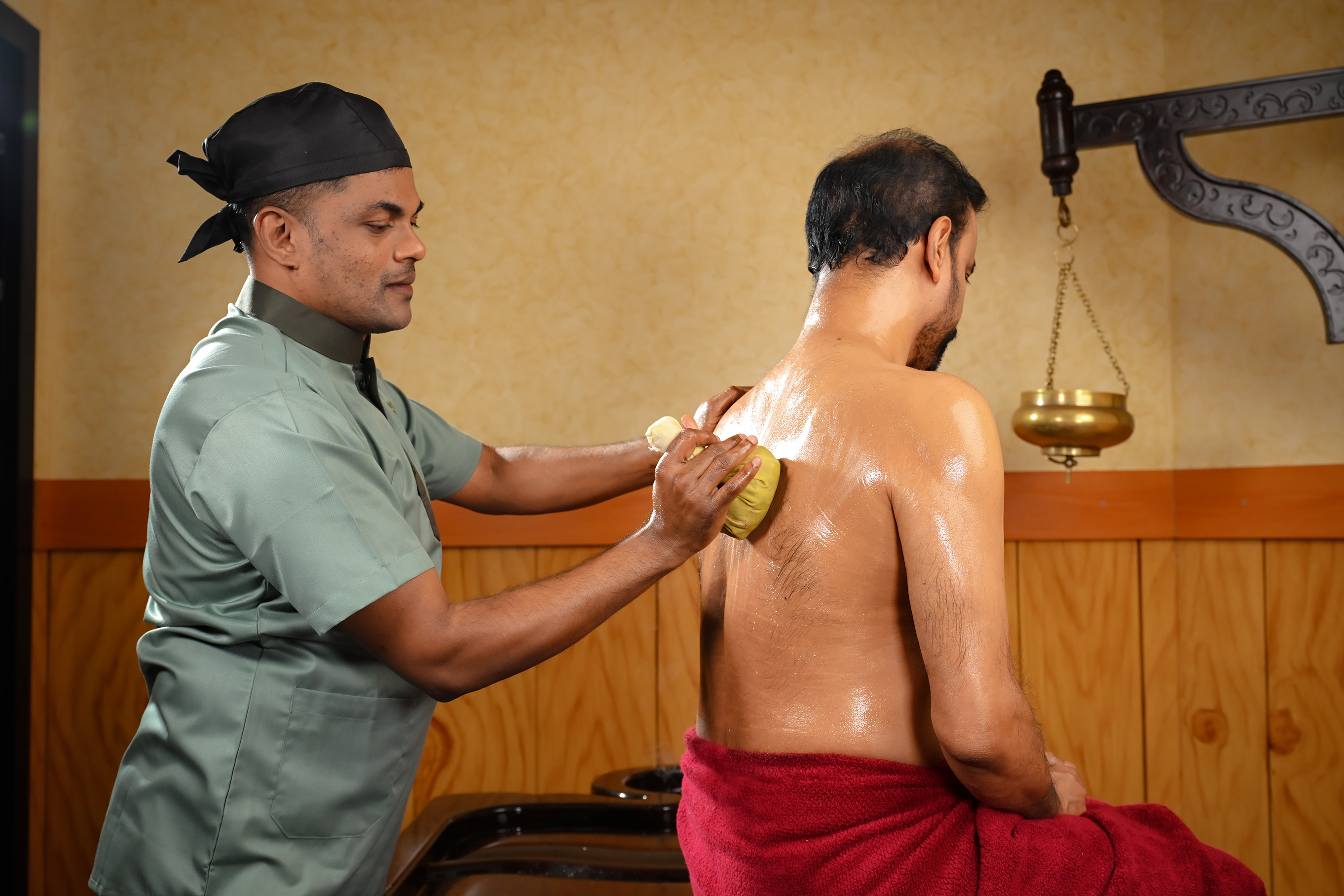 “Narangakizhi therapy in Dubai at Dhanwanthari Ayurveda for joint pain relief