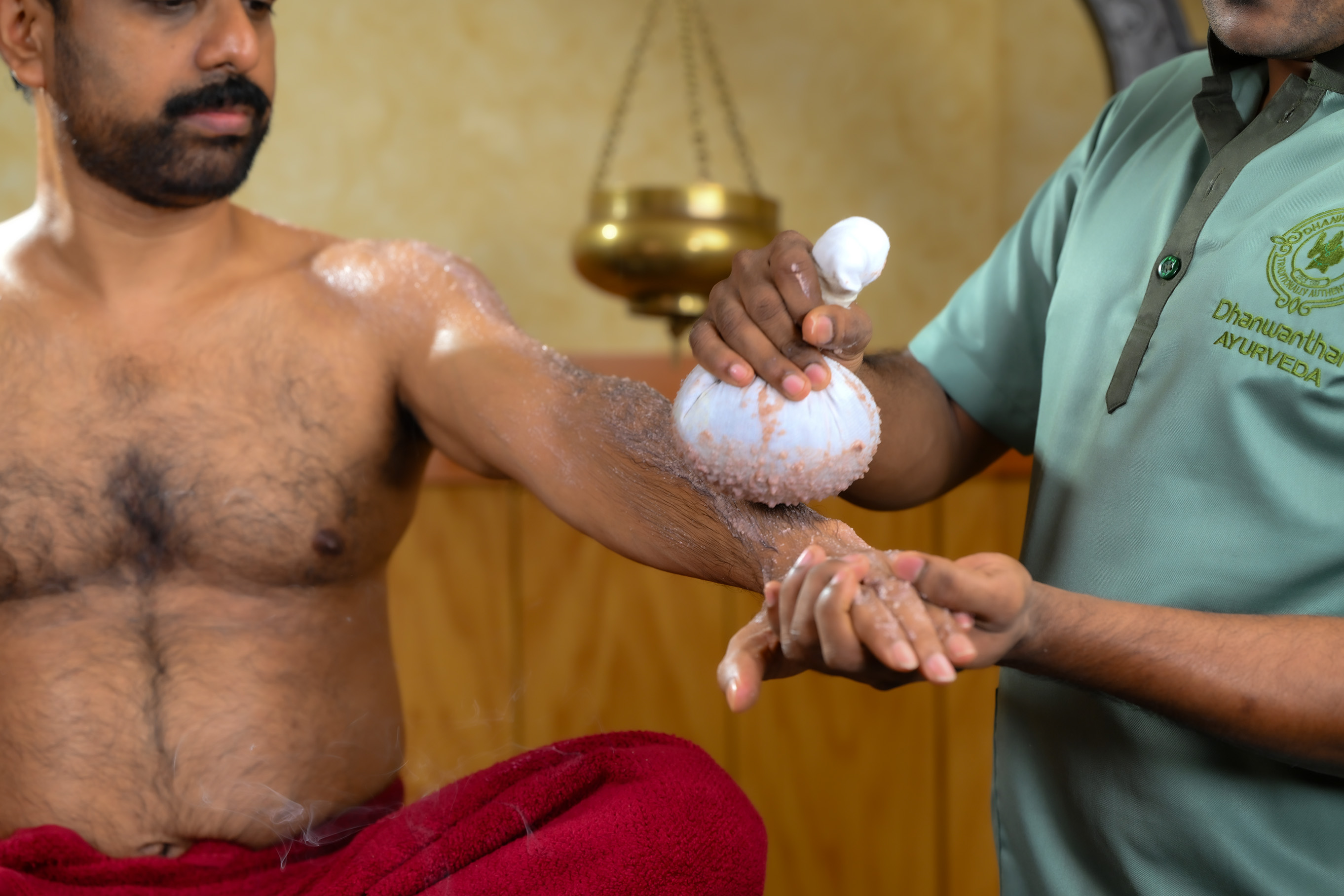 Njavara Kizhi therapy in Dubai at Dhanwanthari Ayurveda using herbal rice boluses